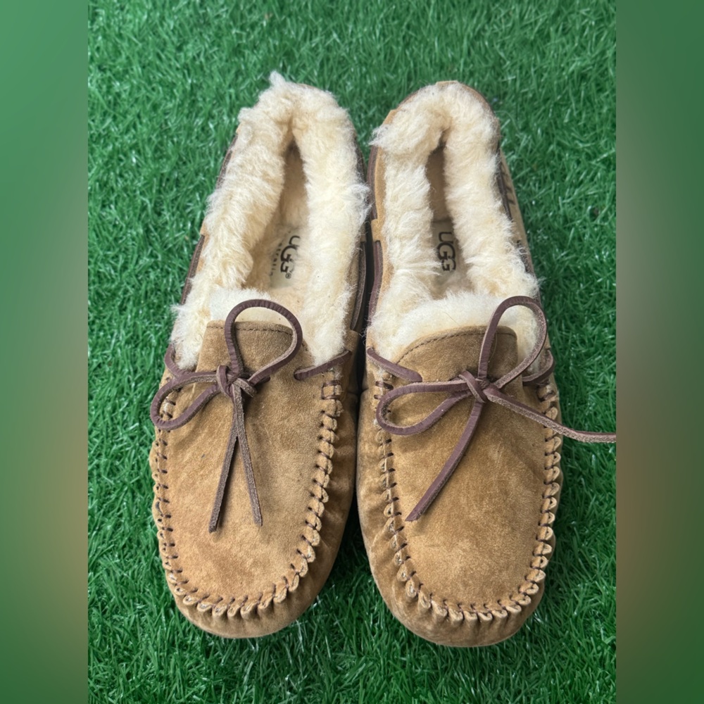 UGG Women'sโ Dakota Slipper Size 7